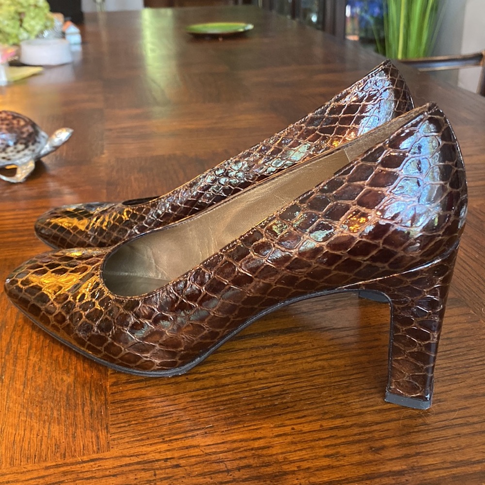 GUC Stuart Weitzman Brown Crocodile Embossed Square Toe 3” Heel Pumps Sz 8B